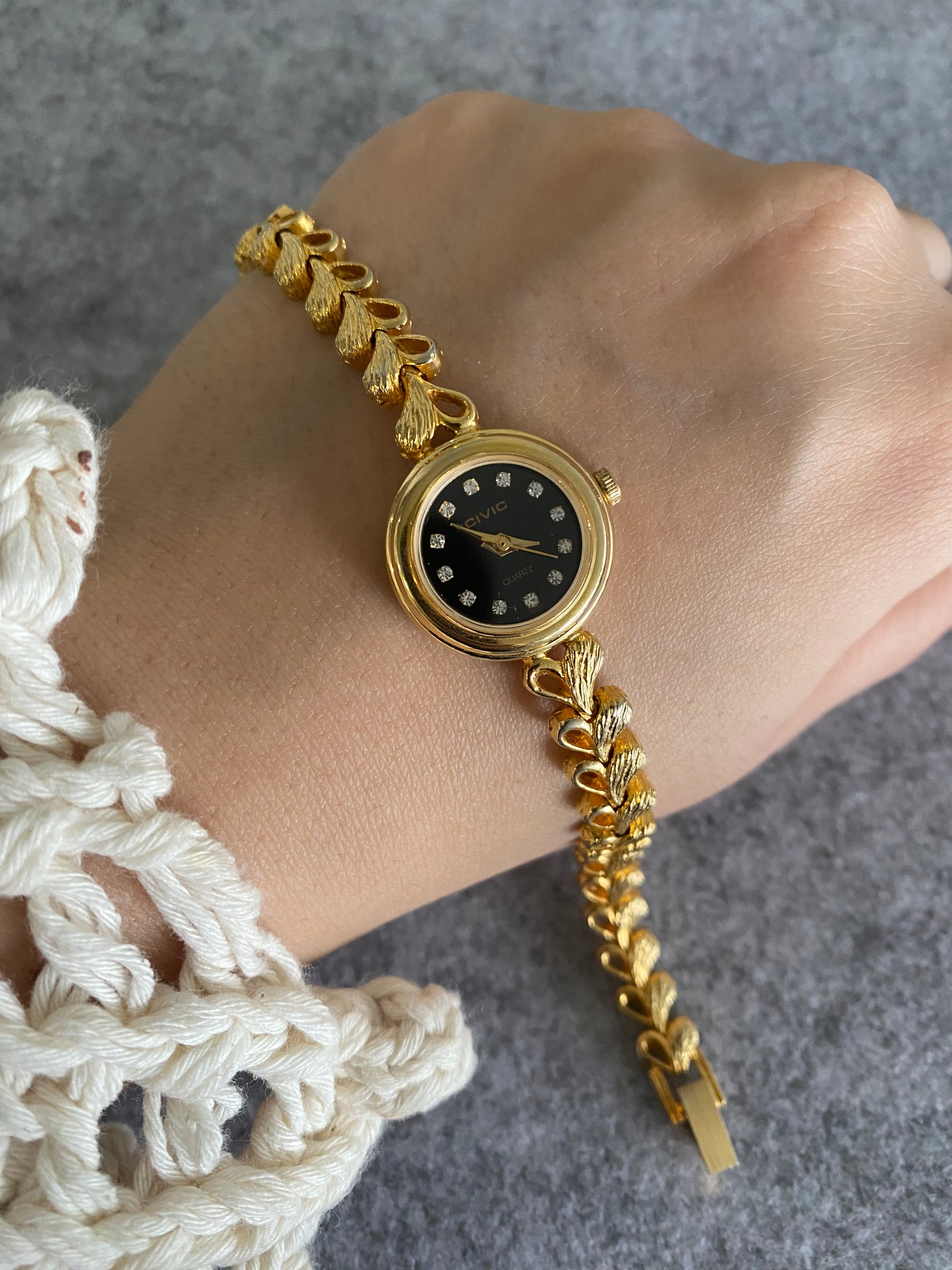 Vintage CIVIC Gold-Tone Women’s Watch with Heart-Link Bracelet – Water Resistant