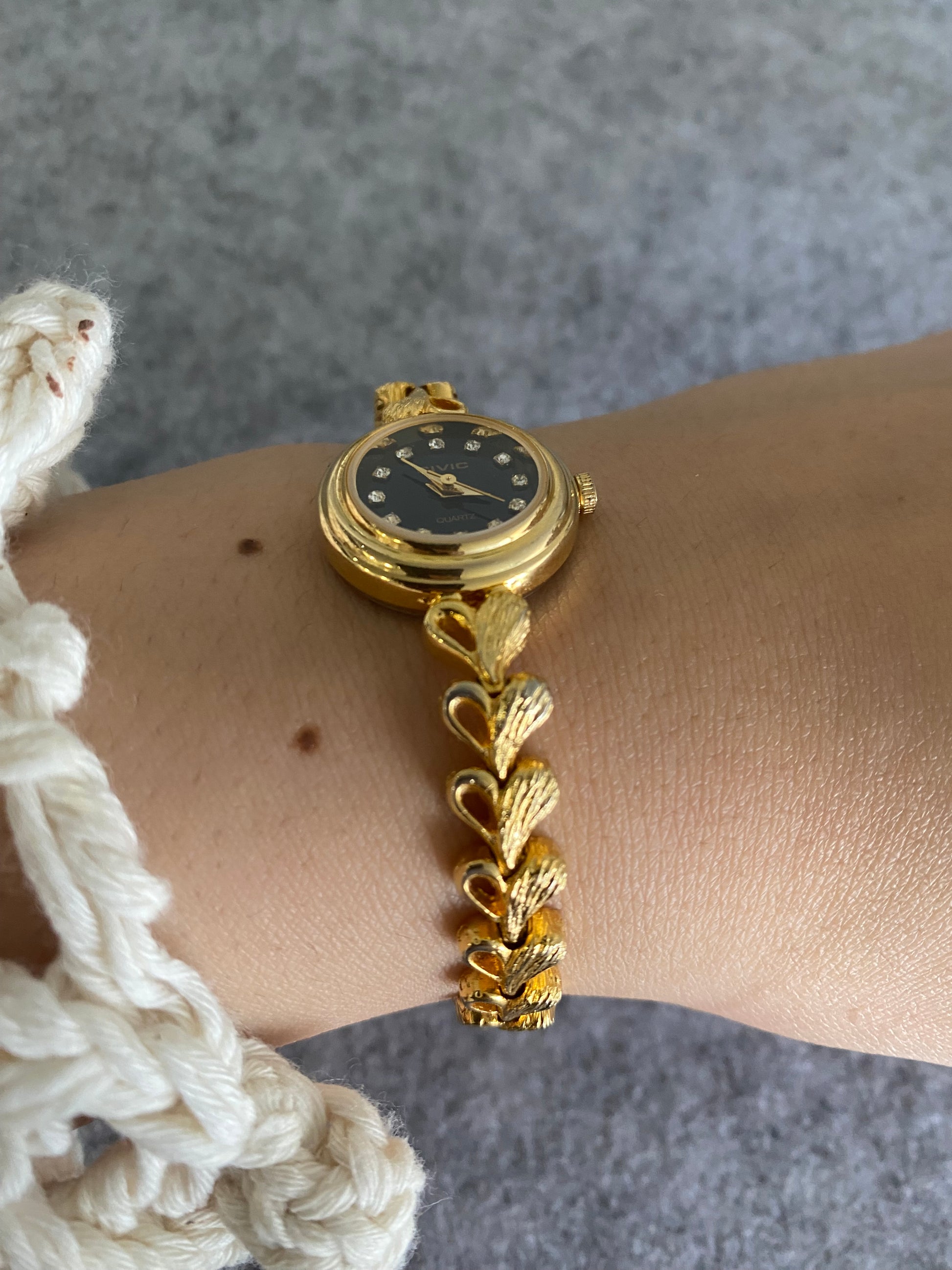 Vintage CIVIC Gold-Tone Women’s Watch with Heart-Link Bracelet – Water Resistant