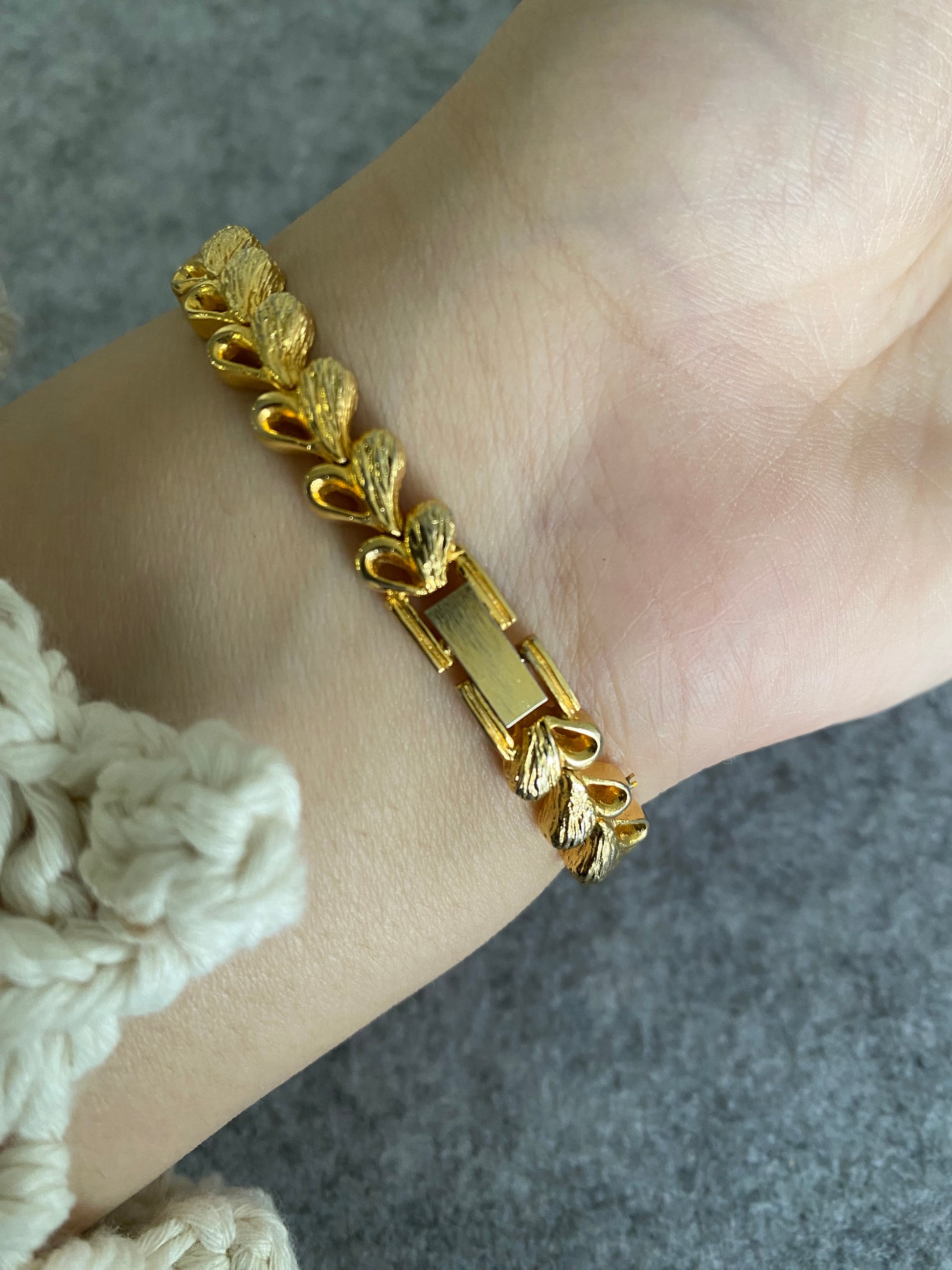 Vintage CIVIC Gold-Tone Women’s Watch with Heart-Link Bracelet – Water Resistant