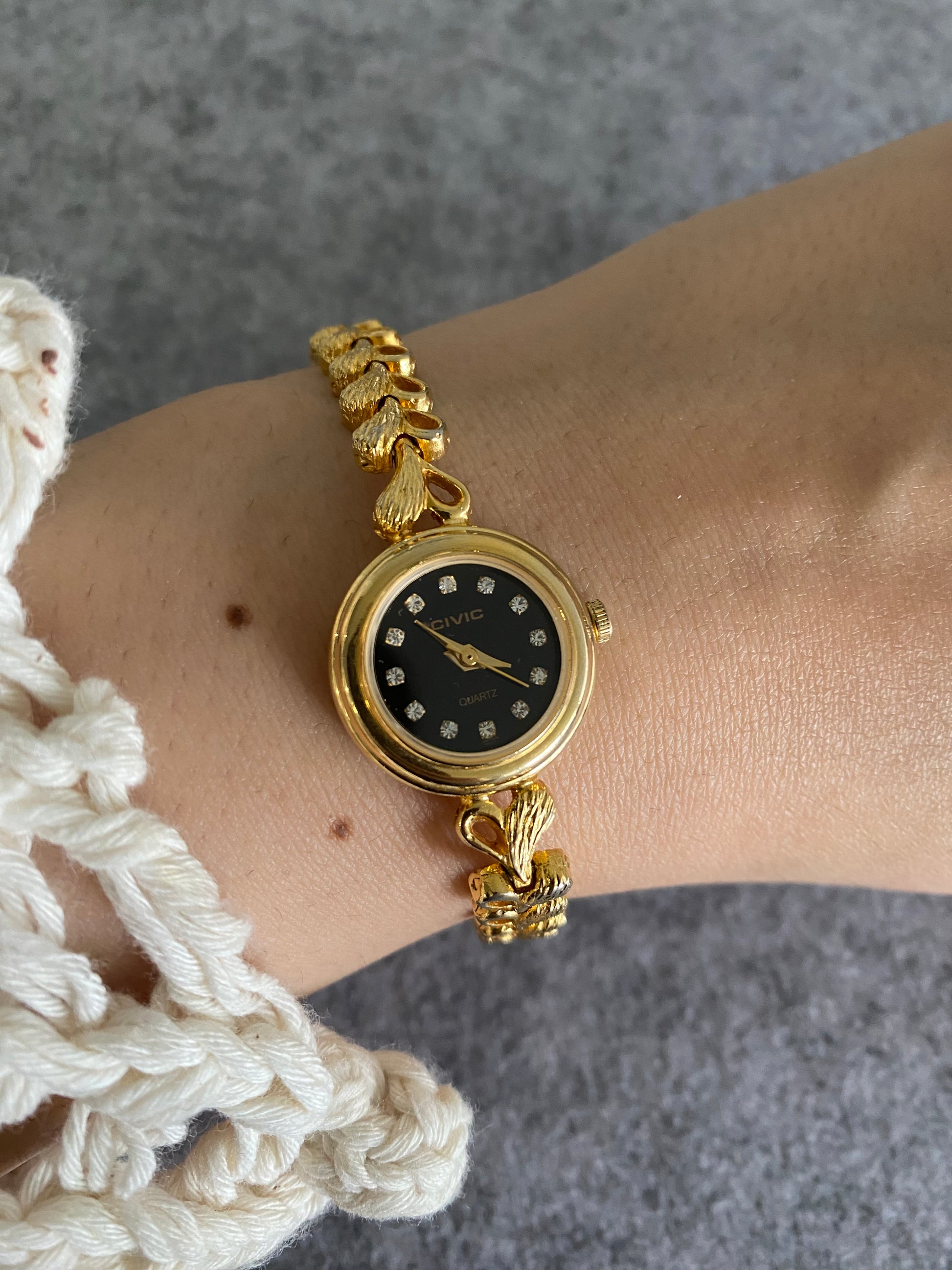 Vintage CIVIC Gold-Tone Women’s Watch with Heart-Link Bracelet – Water Resistant