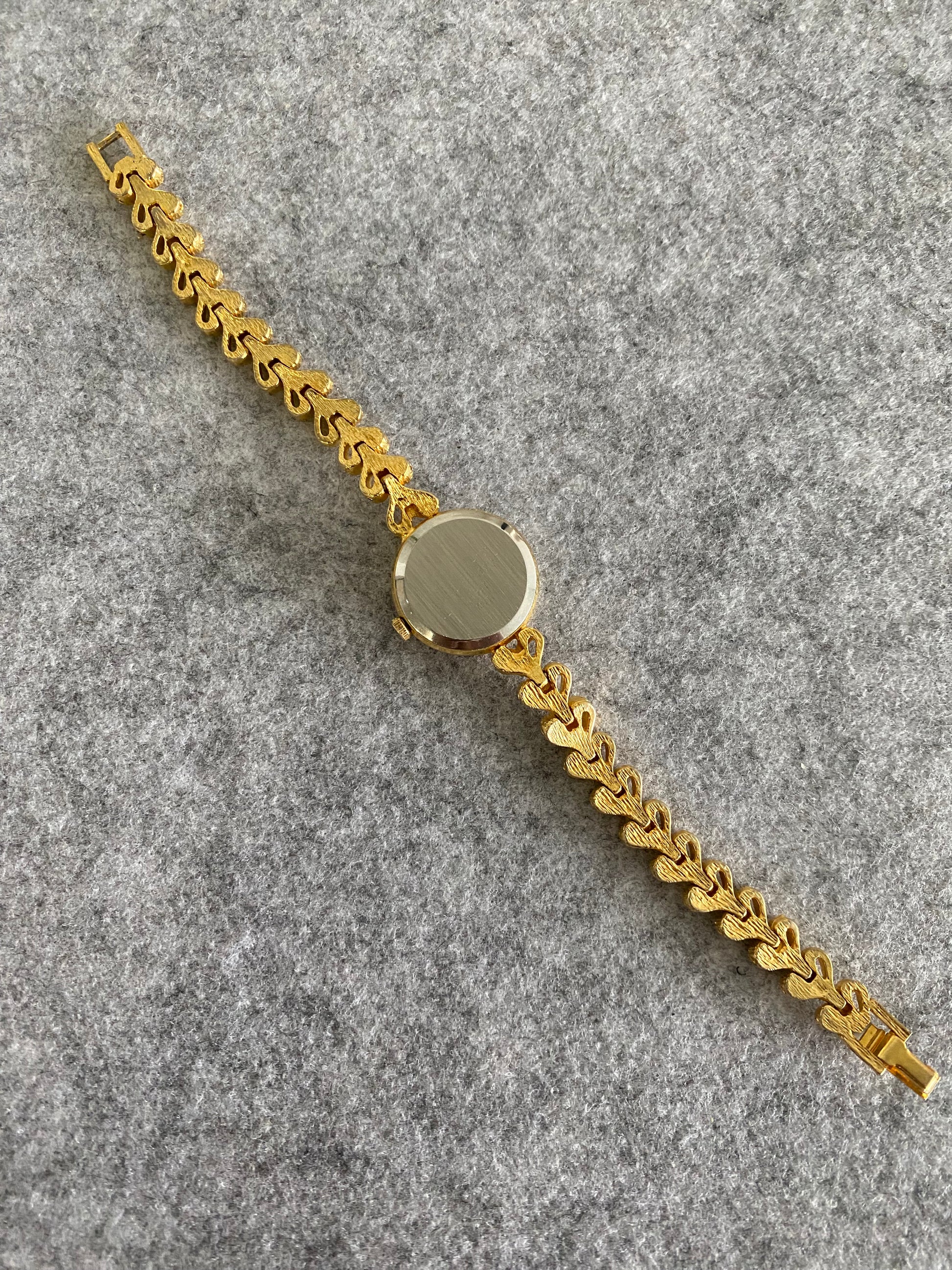 Vintage CIVIC Gold-Tone Women’s Watch with Heart-Link Bracelet – Water Resistant