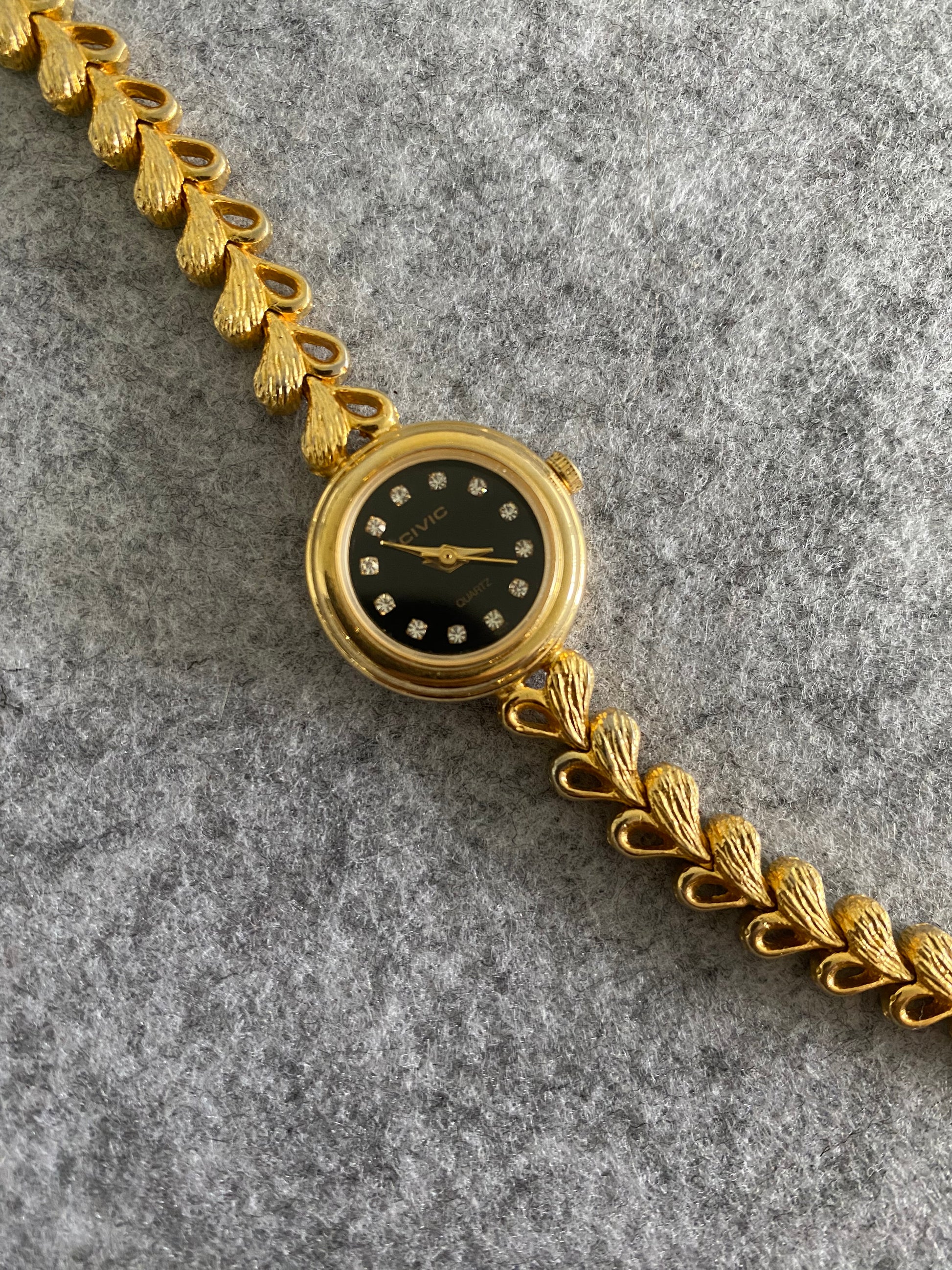 Vintage CIVIC Gold-Tone Women’s Watch with Heart-Link Bracelet – Water Resistant