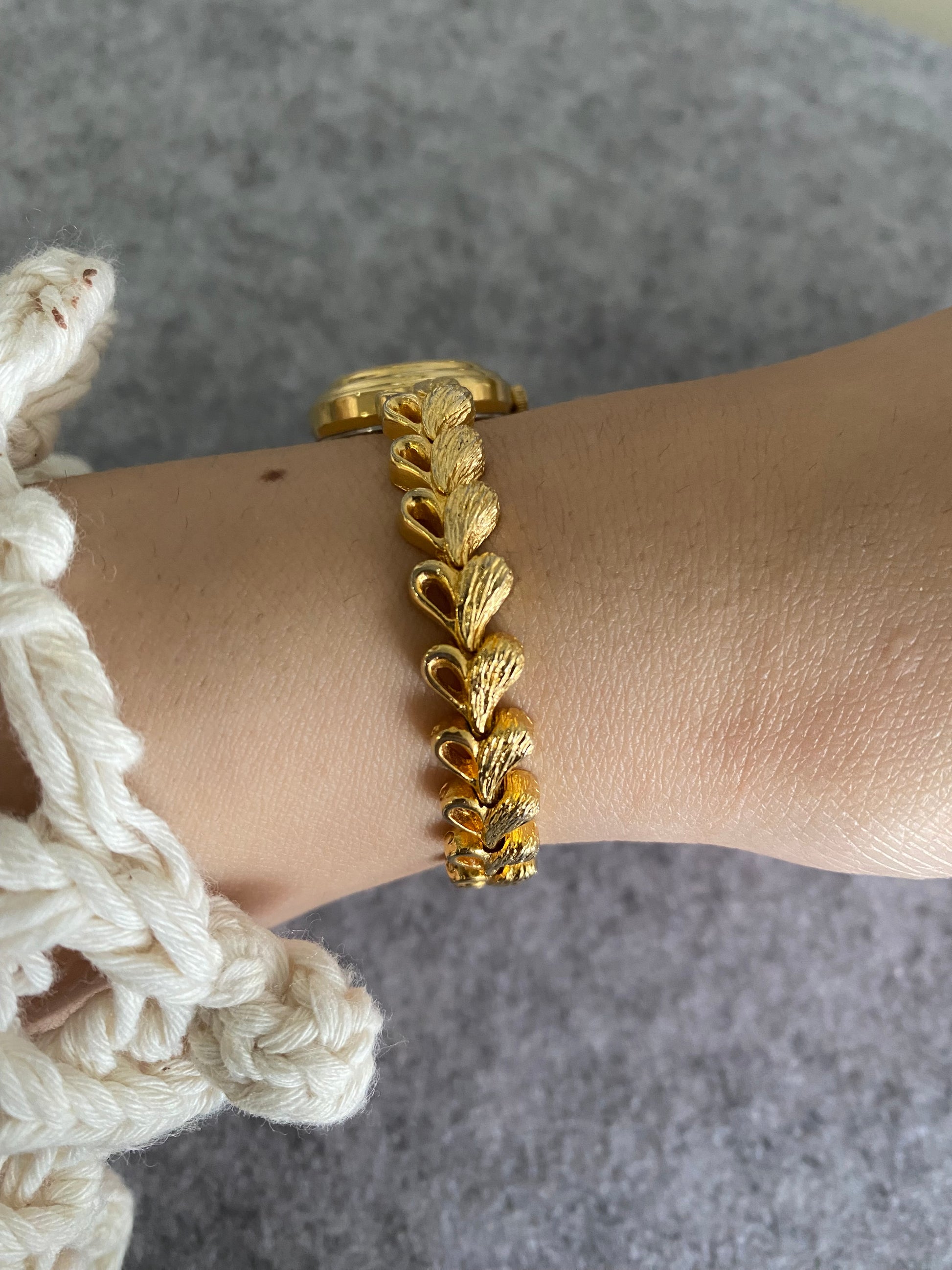 Vintage CIVIC Gold-Tone Women’s Watch with Heart-Link Bracelet – Water Resistant