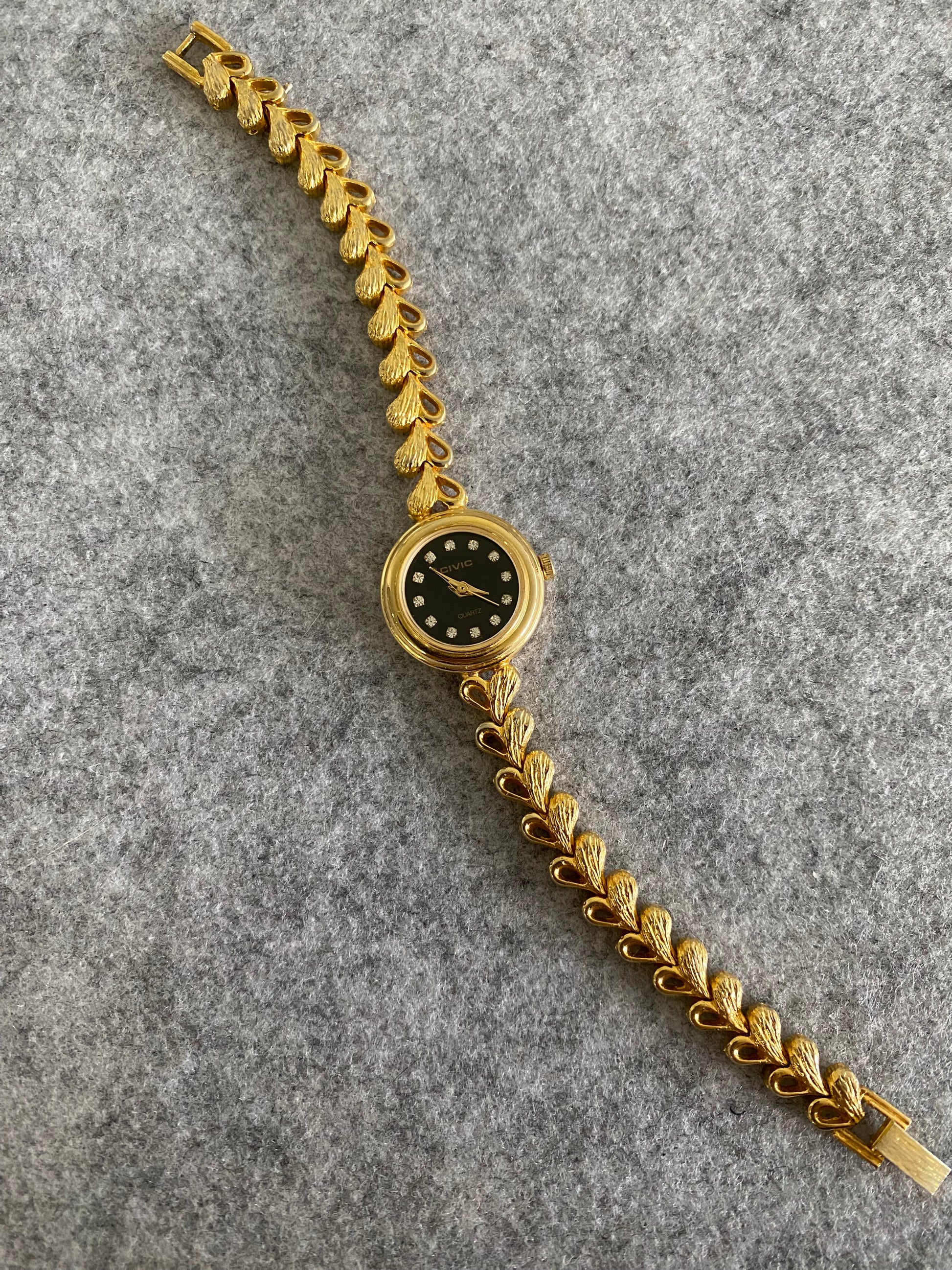 Vintage CIVIC Gold-Tone Women’s Watch with Heart-Link Bracelet – Water Resistant